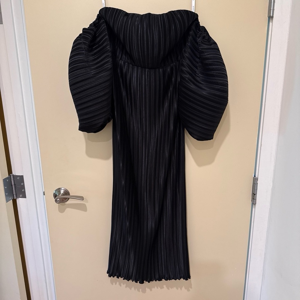Black Pleated Puff-Sleeve Midi Dress